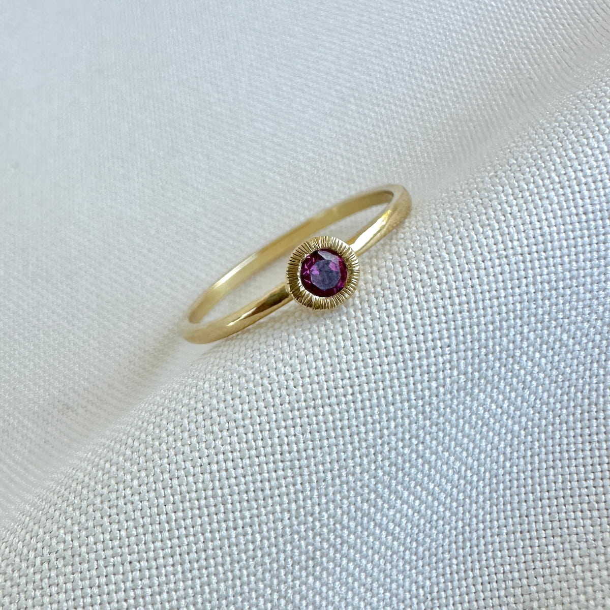 anillo clásico rodolita
