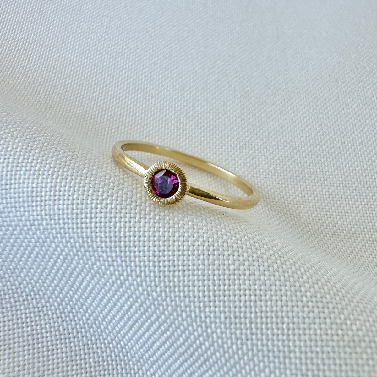 anillo clásico rodolita